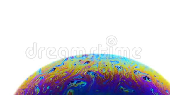 肥皂泡的多色虹膜白色背景视频的预览图