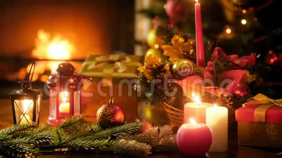 特写4k镜头在客厅燃烧壁炉和美丽的桌子装饰蜡烛鲍布和圣诞节视频的预览图