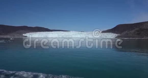 伊卢利萨特附近格陵兰岛EqiEqipSermia冰川的4k视频从气候变化中融化冰川乘船游览视频的预览图