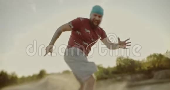 日落时分雄性沙艇运动员在沙漠中的沙艇上跳跃体育旅游生活方式商业广告视频的预览图