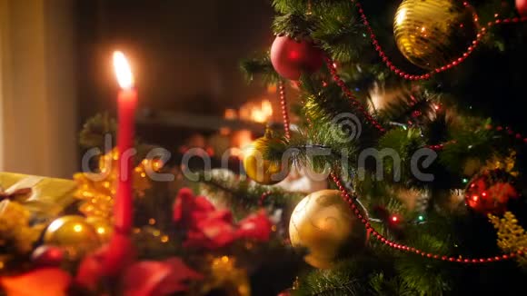 4k视频美丽的装饰圣诞树与发光的灯和燃烧的火在火棕榈完美的镜头视频的预览图