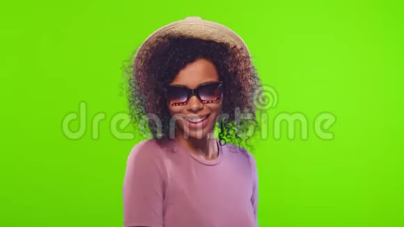 黑人妇女戴草帽和太阳镜邀请参加度假色度键视频的预览图