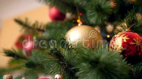 4k镜头慢慢地在房子里的圣诞树上闪烁着五颜六色的灯光视频的预览图