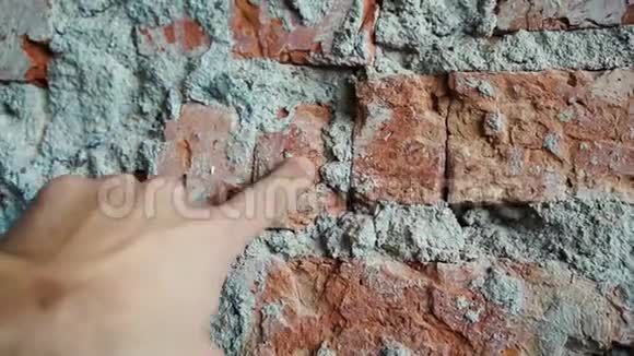 手指砖墙上的水泥视频的预览图
