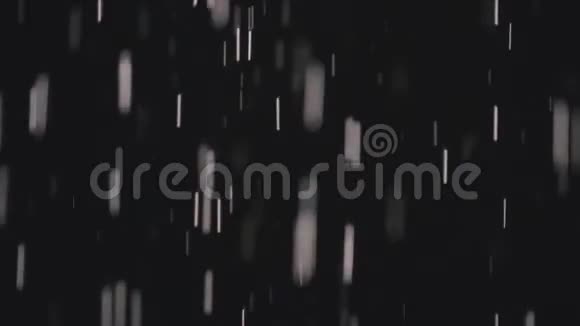 灯光下黑暗中的雨滴视频的预览图