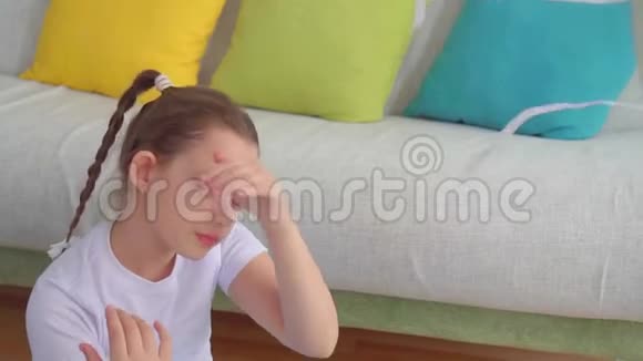 一个十几岁的女孩的肖像旁边的一个风扇遭受炎热的天气关闭视频的预览图