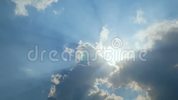 4K蓝色的天空多云有阳光有鸟飞有自然的声音视频的预览图
