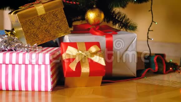 客厅圣诞树下的一大堆圣诞礼物和礼物盒的特写4k全景视频视频的预览图