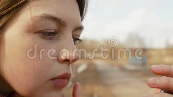美丽的健康女人在脸上涂润肤霜的肖像视频的预览图