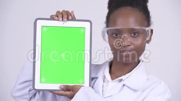 年轻快乐的非洲女科学家展示数字平板电脑的脸视频的预览图