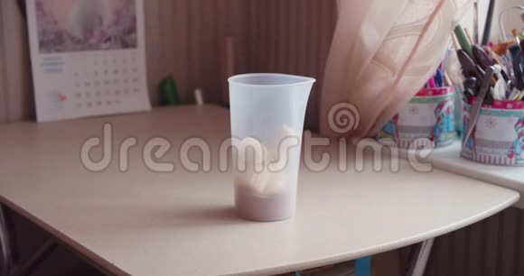 在家做蛋白奶昔的人视频的预览图