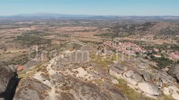 孟山都的全景孟山都要塞所在的山顶上的一个村庄葡萄牙视频的预览图