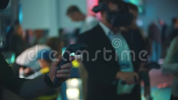科技展览一名首次使用VR眼镜的男子使用手柄视频的预览图