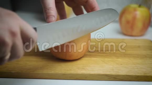 男性手切苹果视频的预览图