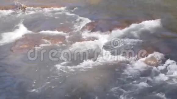 佐治亚州塔卢拉峡6KA放大流动在塔卢拉河上的小急流视频的预览图
