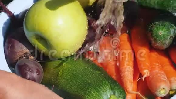 在水龙头下洗蔬菜和水果视频的预览图