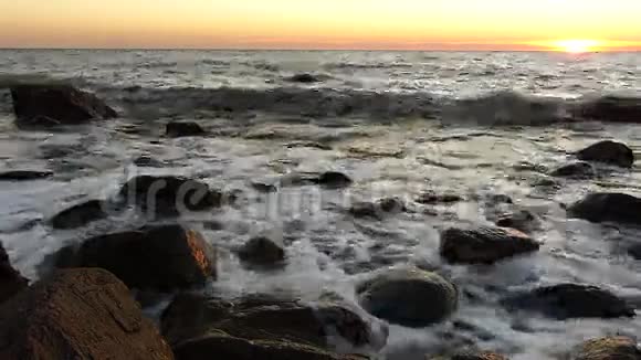 波浪在日落2视频的预览图