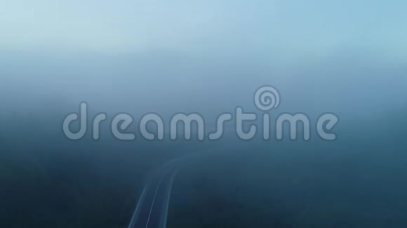 在山里的雾中飞翔视频的预览图