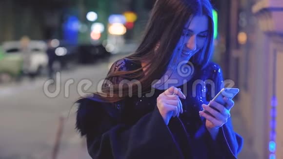 生日女孩读问候街头之夜视频的预览图