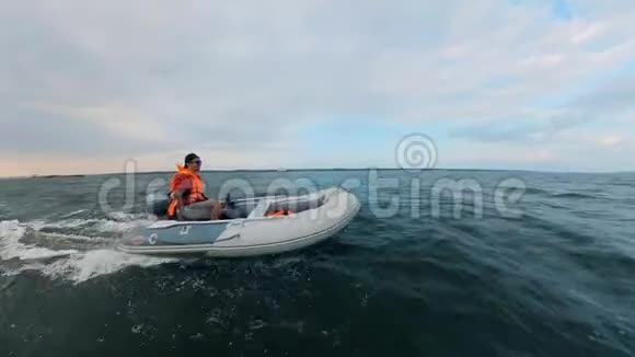 一个穿救生衣的人正在驾驶摩托艇视频的预览图