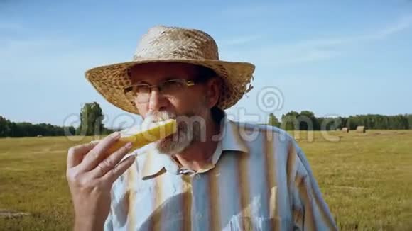 老人在草地上吃瓜视频的预览图