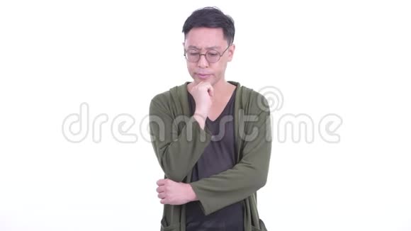 戴着眼镜的日本男人低头思考视频的预览图