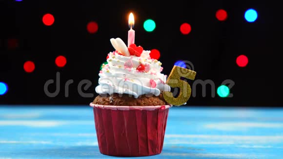 带有蜡烛的美味生日蛋糕和五色迷离灯光背景上的5号蛋糕视频的预览图