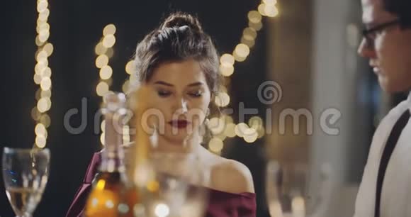 朋友们庆祝新年一起吃饭圣诞节友谊度假生活方式广告商业视频的预览图