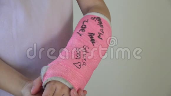 女孩的手臂呈粉红色视频的预览图