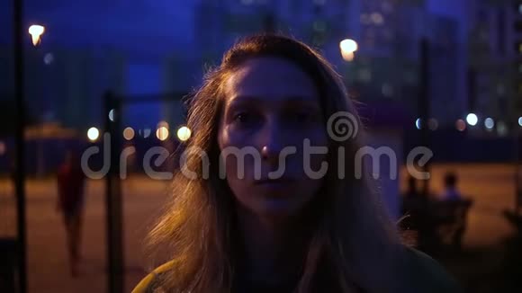 有思想的白种人妇女户外的肖像夜晚的城市灯光视频的预览图