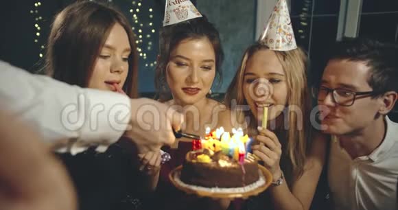 亚洲生日女孩和朋友自拍生日聚会家庭友谊生活方式广告商业视频的预览图