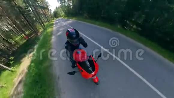 Biker正在高速骑摩托车视频的预览图