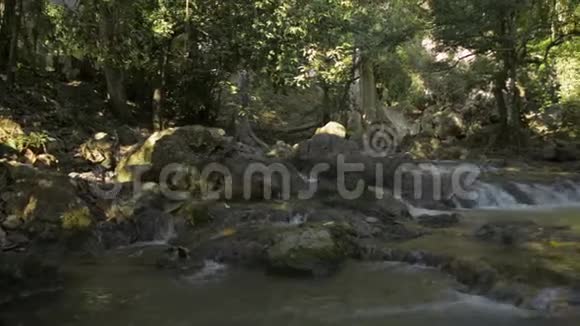 雨林树荫下的瀑布景观淡水从山上流出视频的预览图