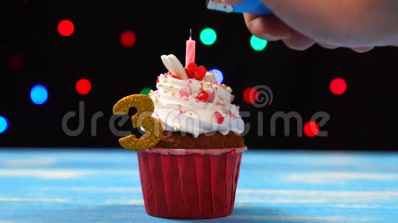 带有蜡烛的美味生日蛋糕和彩色模糊灯光背景上的3号蛋糕视频的预览图