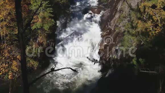 格鲁吉亚塔卢拉峡4K近距离观看塔卢拉河上的塔卢拉瀑布视频的预览图