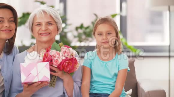 带有鲜花和礼物的女性家庭肖像视频的预览图