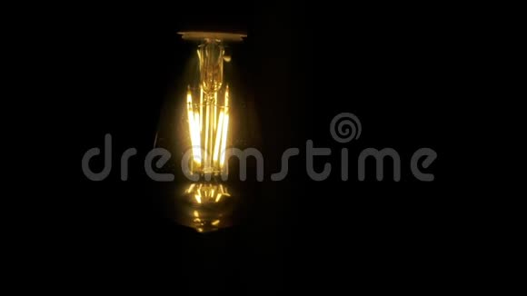 黑色背景上的灯泡灯爱迪生黑暗中的灯泡视频的预览图
