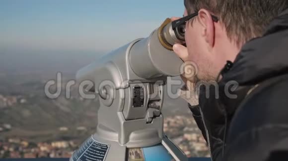 人类用望远镜观察自然和地标视频的预览图