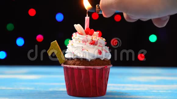 带有蜡烛的美味生日蛋糕和一号彩色模糊灯光背景视频的预览图
