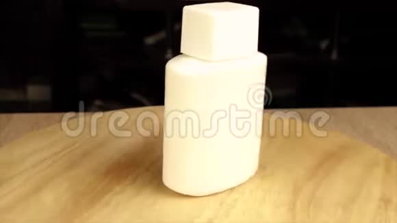 白色瓶子在木平台上旋转360度视频的预览图