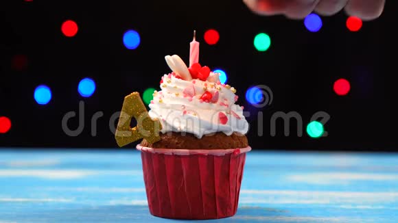 带有蜡烛的美味生日蛋糕和彩色模糊灯光背景上的4号蛋糕视频的预览图