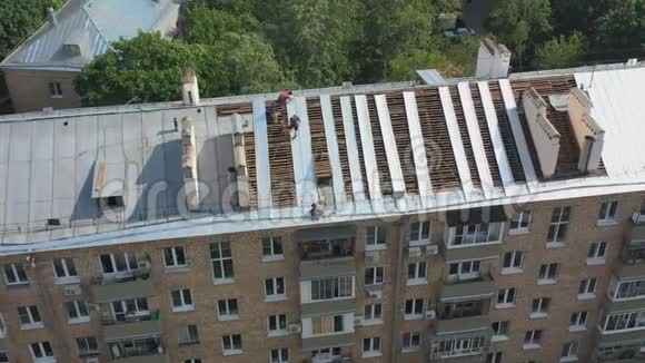 工人修理房屋屋顶的鸟瞰图视频的预览图