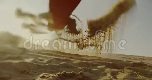 职业运动员在沙漠中的沙板上跳跃体育旅游生活方式商业广告概念视频的预览图