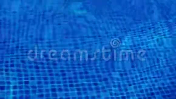 池中纯蓝色的水光线反射视频的预览图