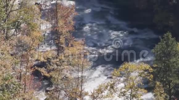 佐治亚州塔卢拉峡6KA倾斜后河流流经塔卢拉峡视频的预览图