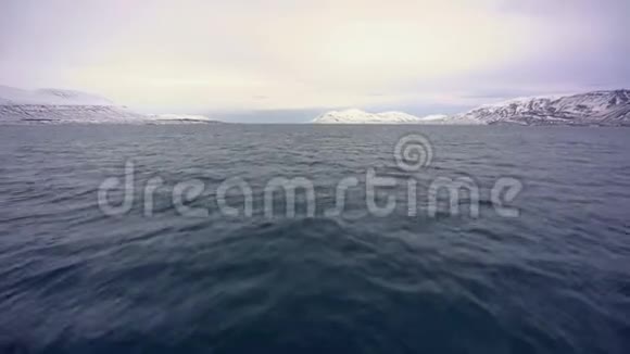 从冰岛阿库雷里的一艘船上拍摄的空中海洋视频的预览图