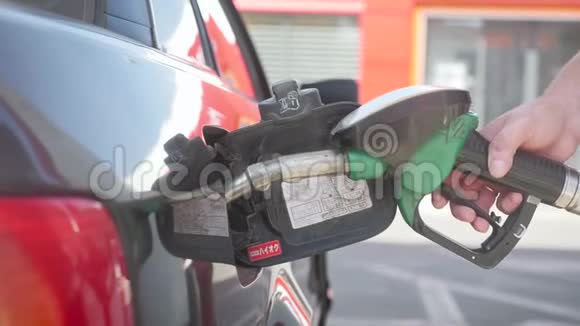 石油加油站服务人员汽车运输用油加油和加油概念加油站燃料视频的预览图