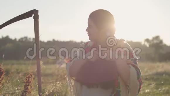 美丽的超重女人在阳光下在绿色的夏季田野上编织着她的头发民俗传统视频的预览图