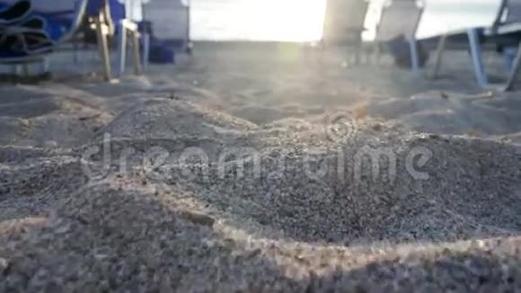 在度假胜地海滩上用沙滩漫步射击视频的预览图