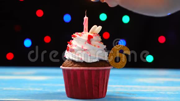 带有蜡烛的美味生日蛋糕和6号彩色模糊灯光背景视频的预览图